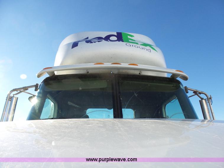 image for item L5398 2003 International 9400i semi truck