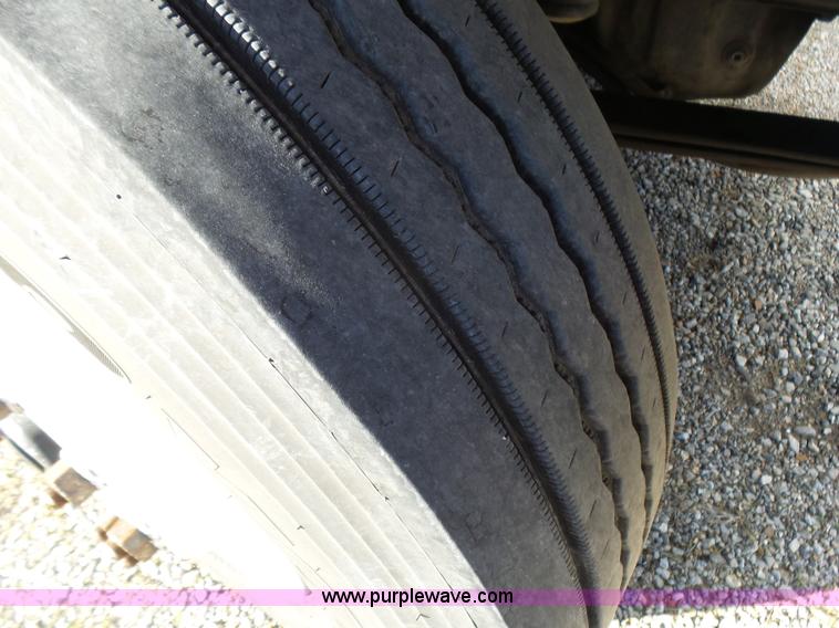 image for item L5398 2003 International 9400i semi truck