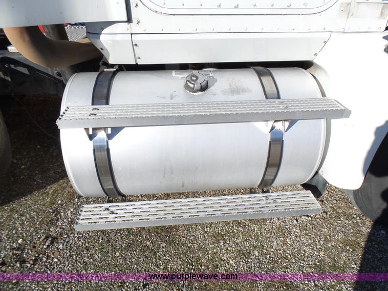 image for item L5398 2003 International 9400i semi truck