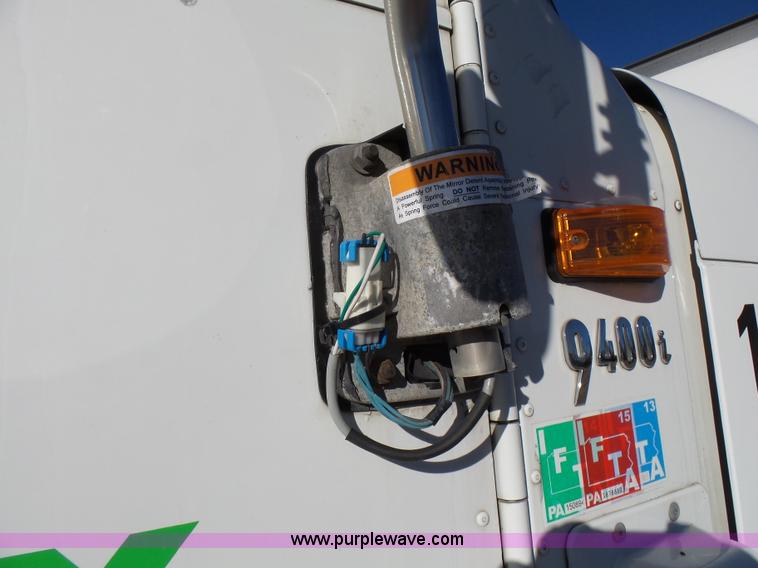 image for item L5398 2003 International 9400i semi truck