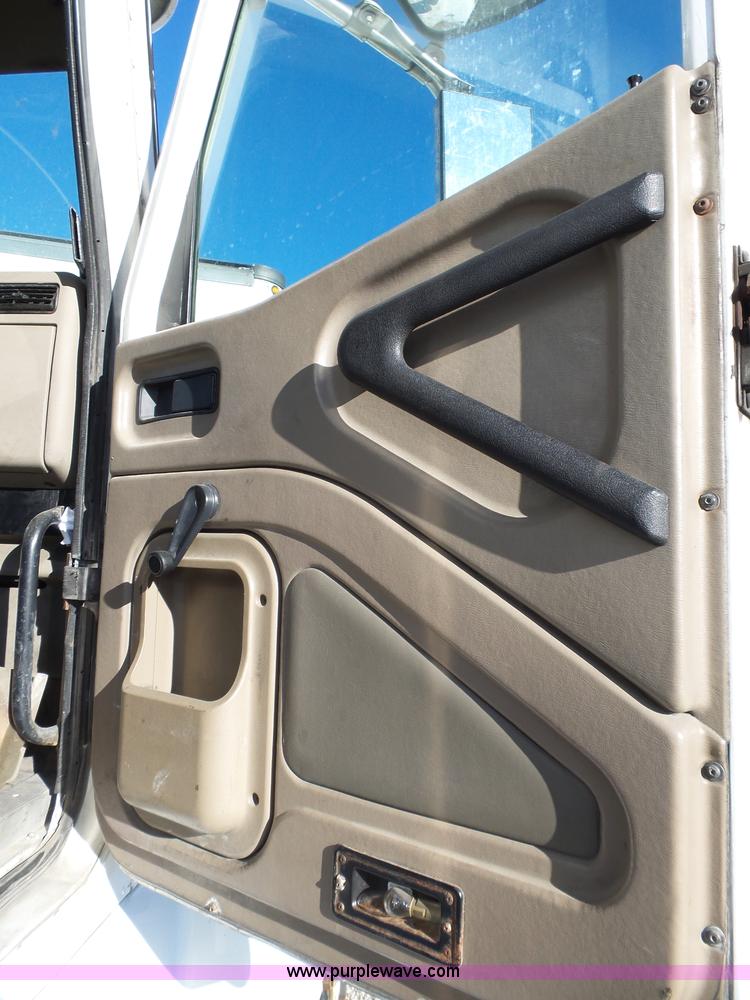 image for item L5398 2003 International 9400i semi truck