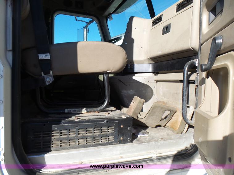 image for item L5398 2003 International 9400i semi truck