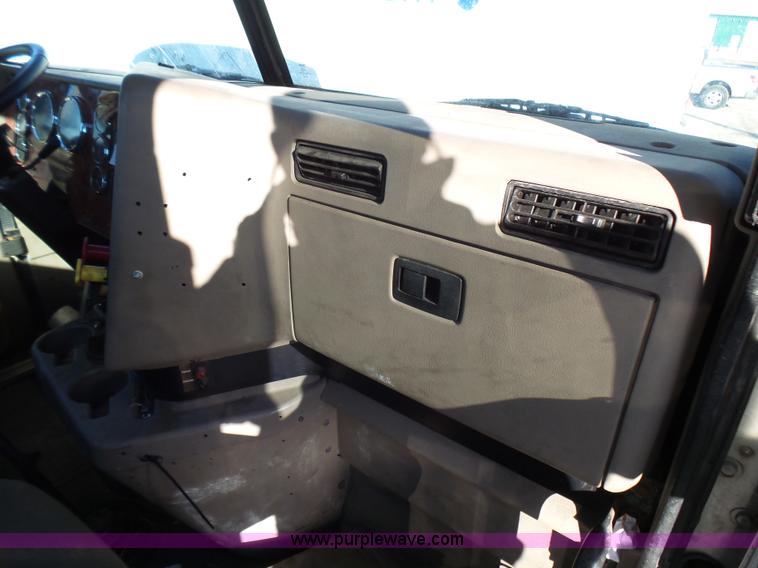 image for item L5398 2003 International 9400i semi truck