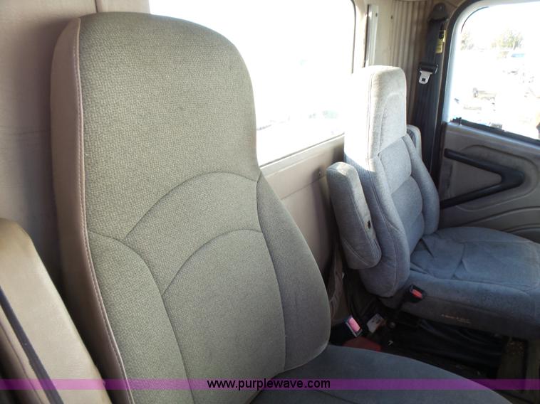 image for item L5398 2003 International 9400i semi truck