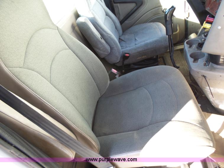 image for item L5398 2003 International 9400i semi truck