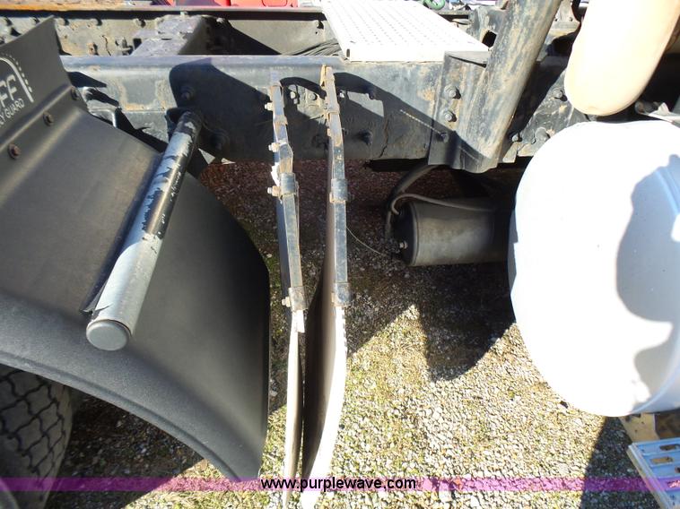 image for item L5398 2003 International 9400i semi truck