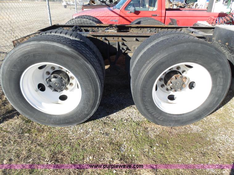 image for item L5398 2003 International 9400i semi truck