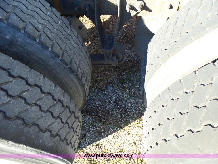 image for item L5398 2003 International 9400i semi truck