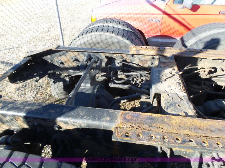 image for item L5398 2003 International 9400i semi truck