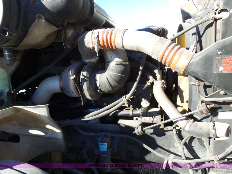 image for item L5398 2003 International 9400i semi truck