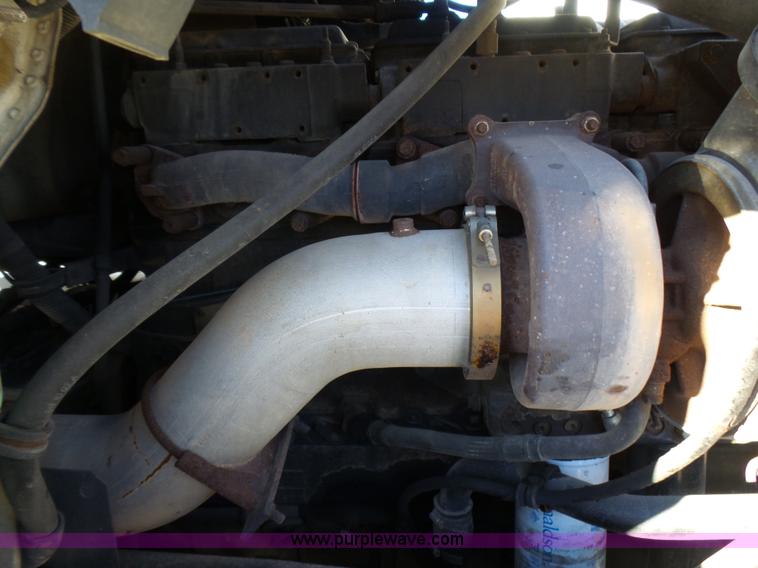 image for item L5398 2003 International 9400i semi truck