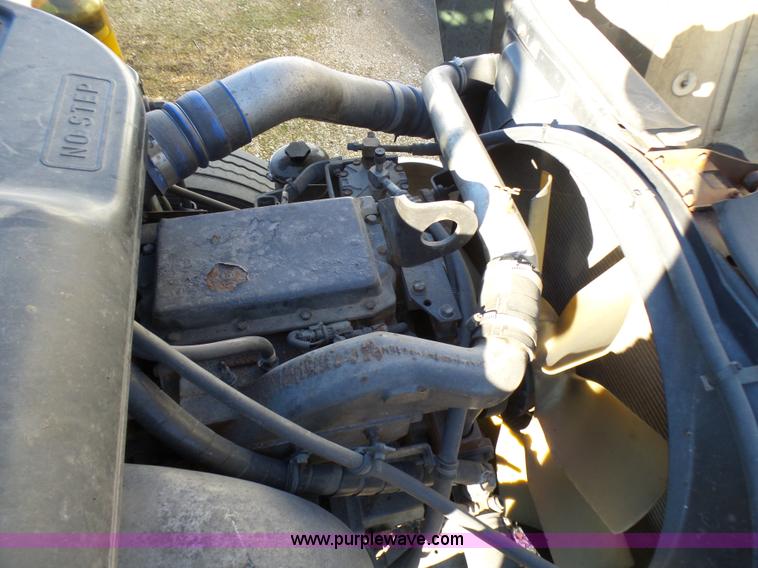 image for item L5398 2003 International 9400i semi truck