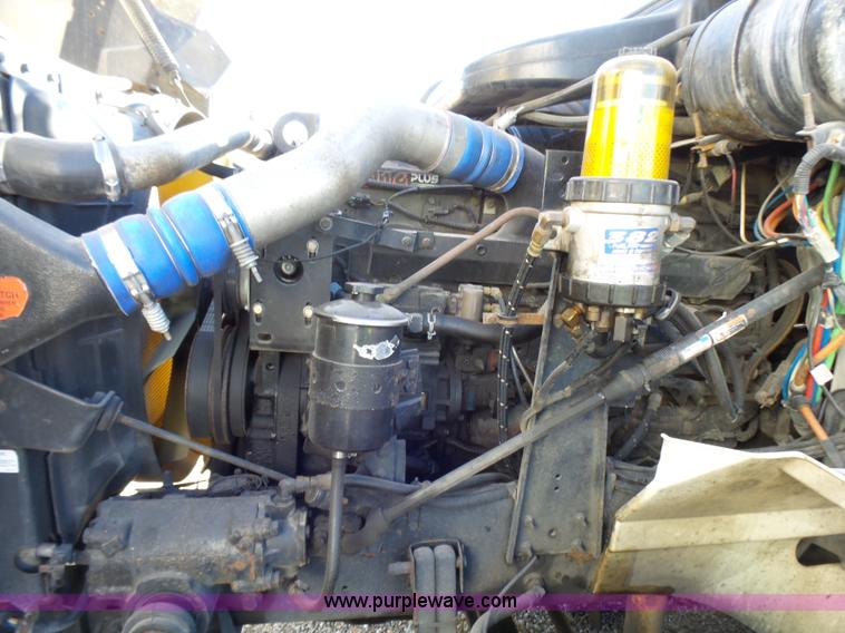 image for item L5398 2003 International 9400i semi truck