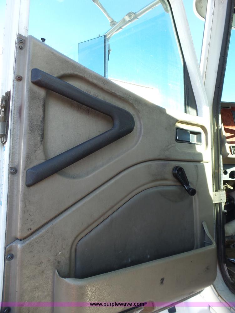 image for item L5398 2003 International 9400i semi truck