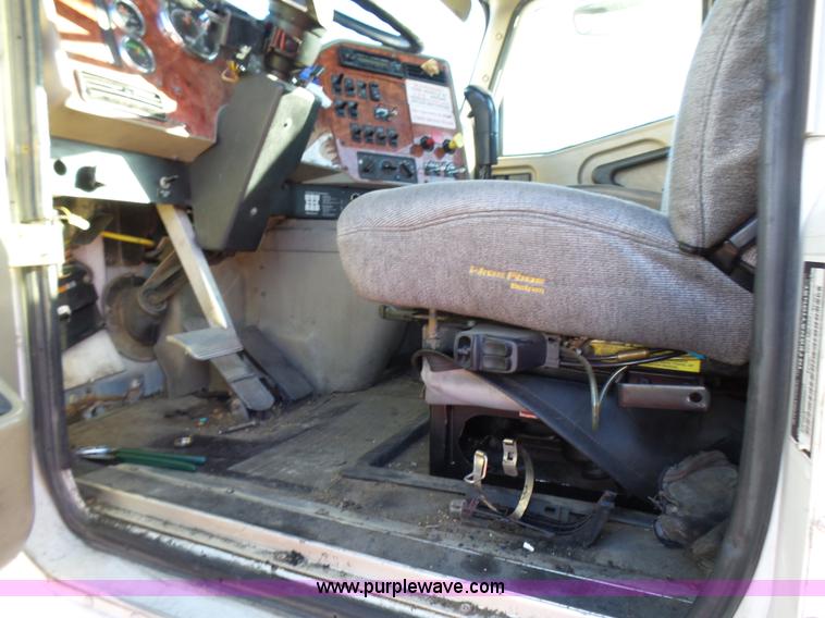 image for item L5398 2003 International 9400i semi truck