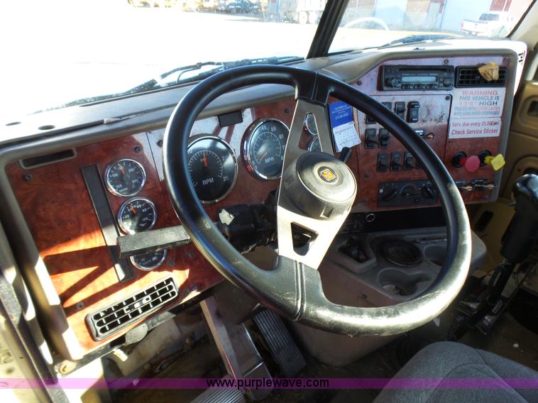 image for item L5398 2003 International 9400i semi truck