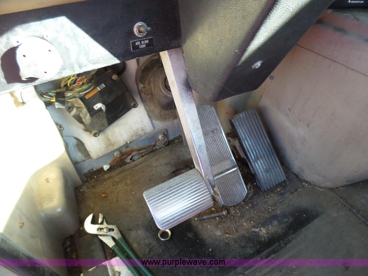 image for item L5398 2003 International 9400i semi truck