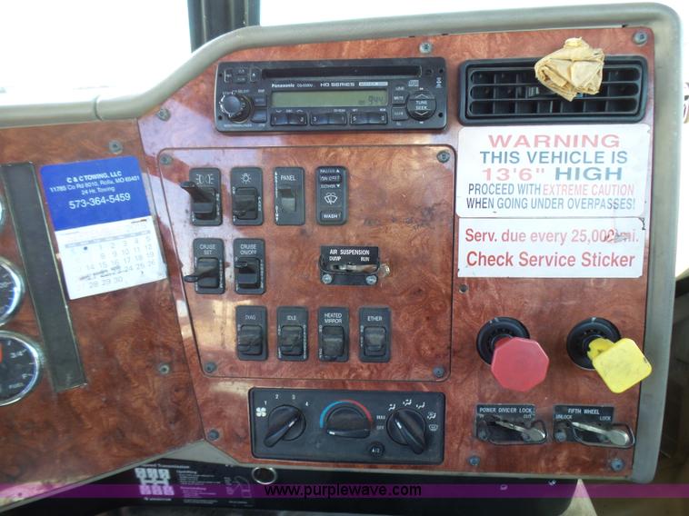 image for item L5398 2003 International 9400i semi truck