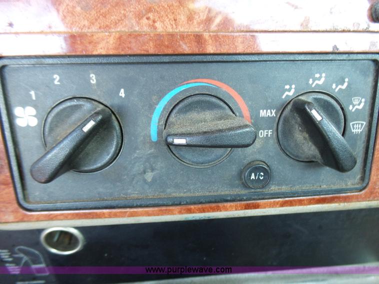 image for item L5398 2003 International 9400i semi truck