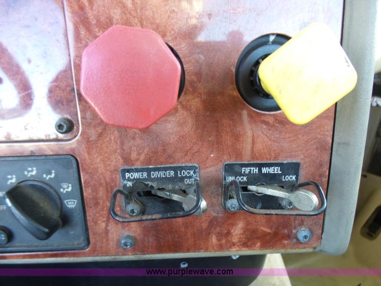 image for item L5398 2003 International 9400i semi truck