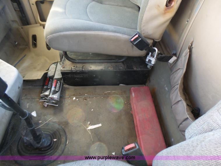 image for item L5398 2003 International 9400i semi truck