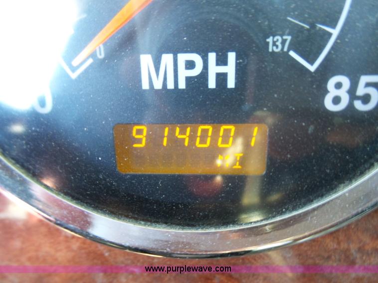 image for item L5398 2003 International 9400i semi truck