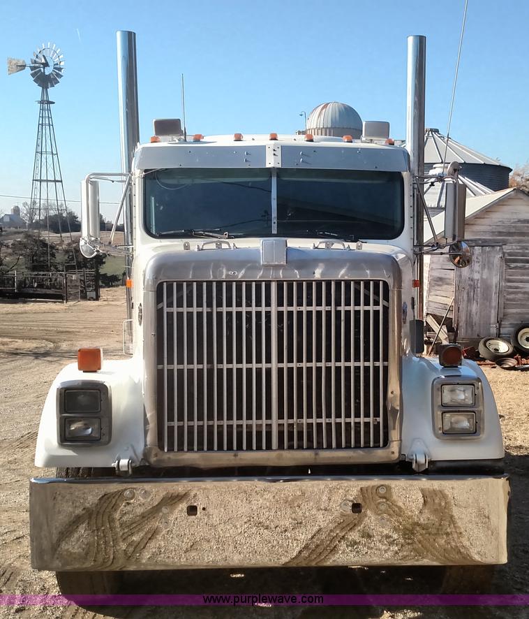 image for item L6094 1995 International F9370 semi truck