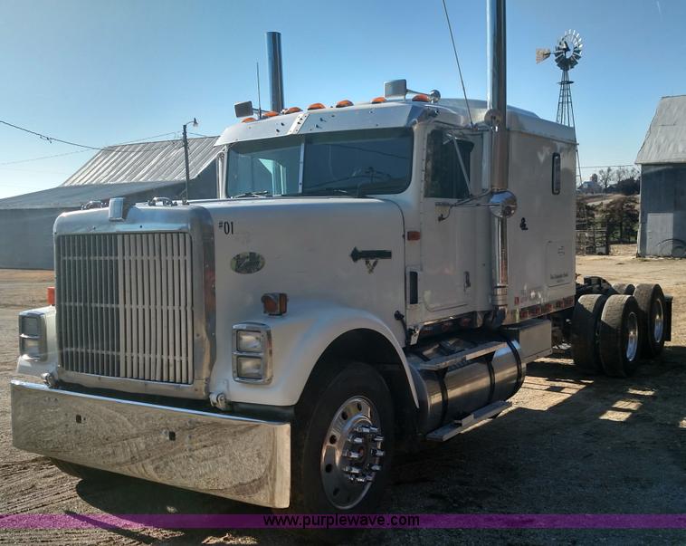 image for item L6094 1995 International F9370 semi truck