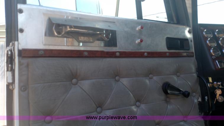 image for item L6094 1995 International F9370 semi truck