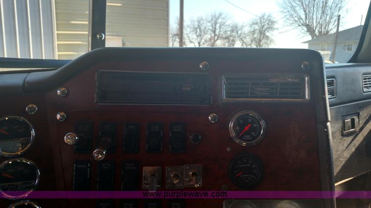 image for item L6094 1995 International F9370 semi truck