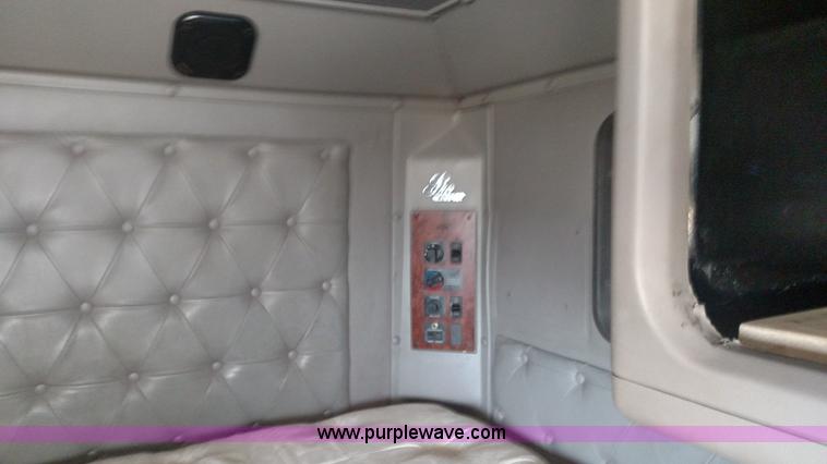 image for item L6094 1995 International F9370 semi truck