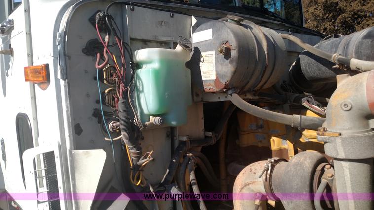 image for item L6094 1995 International F9370 semi truck