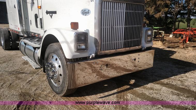 image for item L6094 1995 International F9370 semi truck