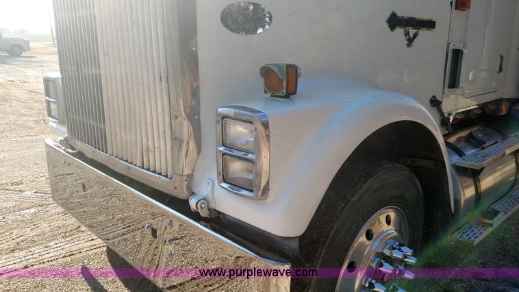 image for item L6094 1995 International F9370 semi truck