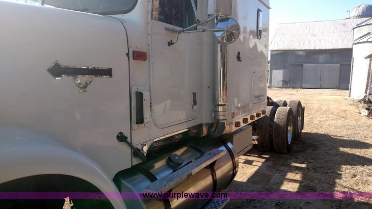 image for item L6094 1995 International F9370 semi truck