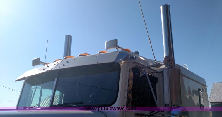 image for item L6094 1995 International F9370 semi truck