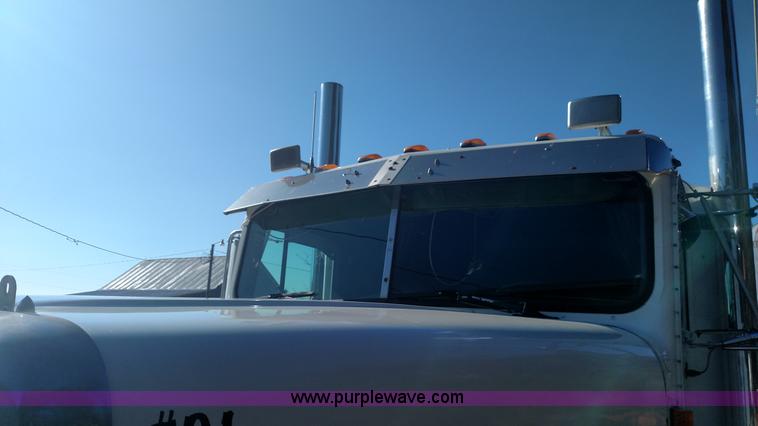 image for item L6094 1995 International F9370 semi truck