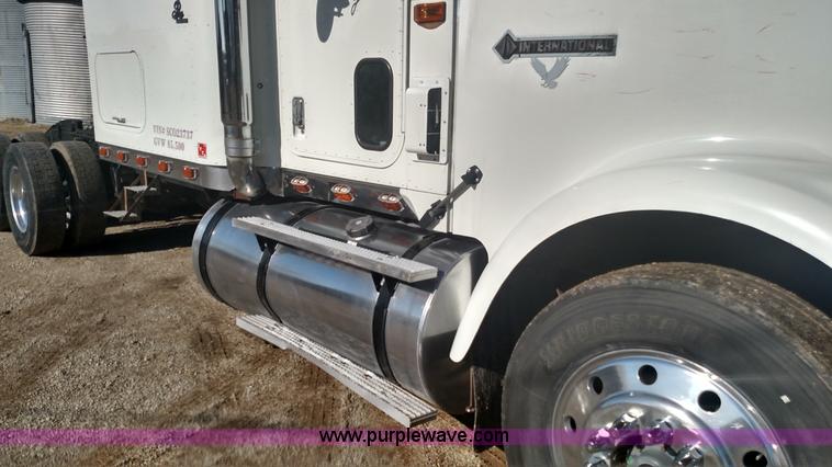 image for item L6094 1995 International F9370 semi truck