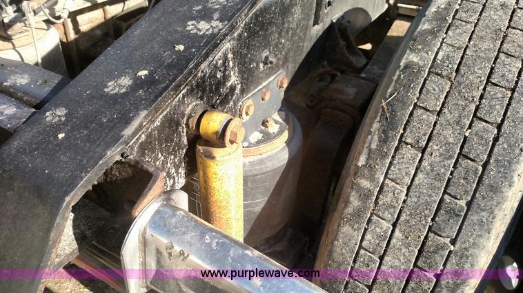 image for item L6094 1995 International F9370 semi truck