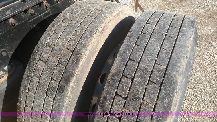 image for item L6094 1995 International F9370 semi truck