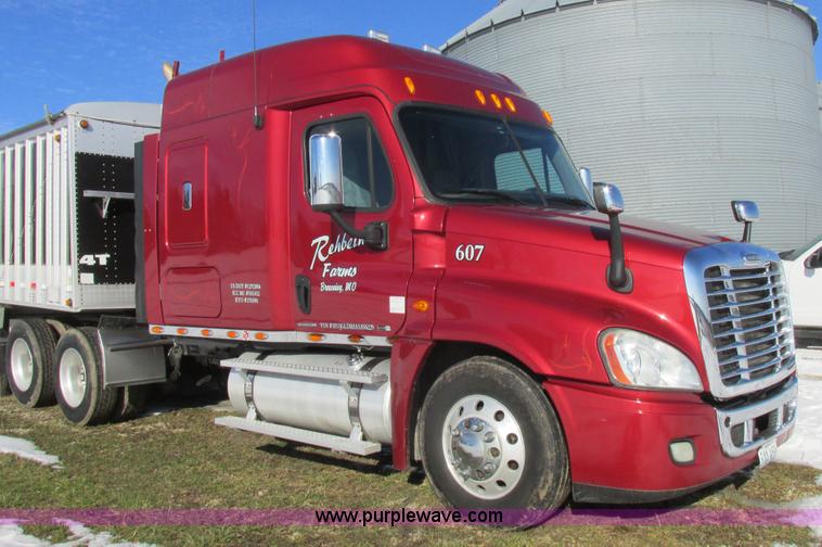 image for item L7001 2010 Freightliner Cascadia semi truck