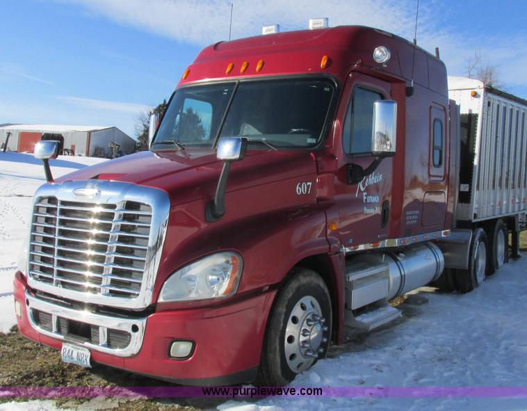 image for item L7001 2010 Freightliner Cascadia semi truck