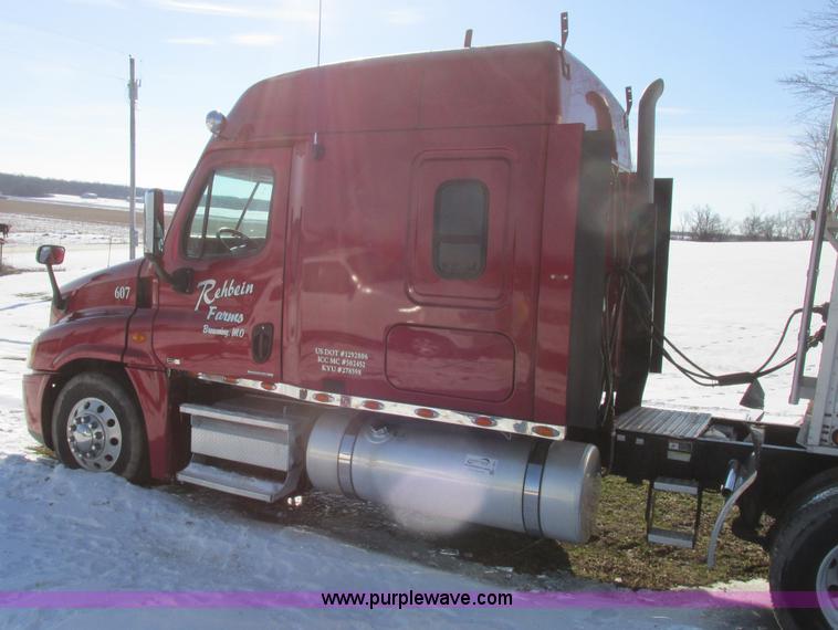 image for item L7001 2010 Freightliner Cascadia semi truck