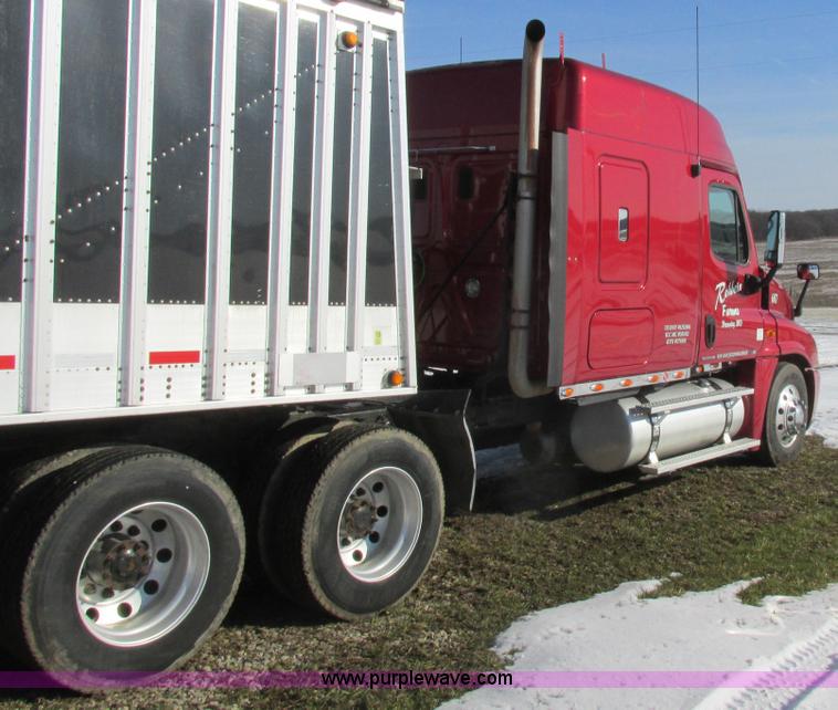 image for item L7001 2010 Freightliner Cascadia semi truck