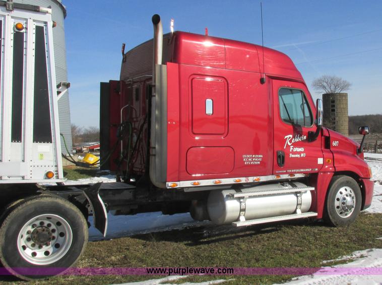 image for item L7001 2010 Freightliner Cascadia semi truck