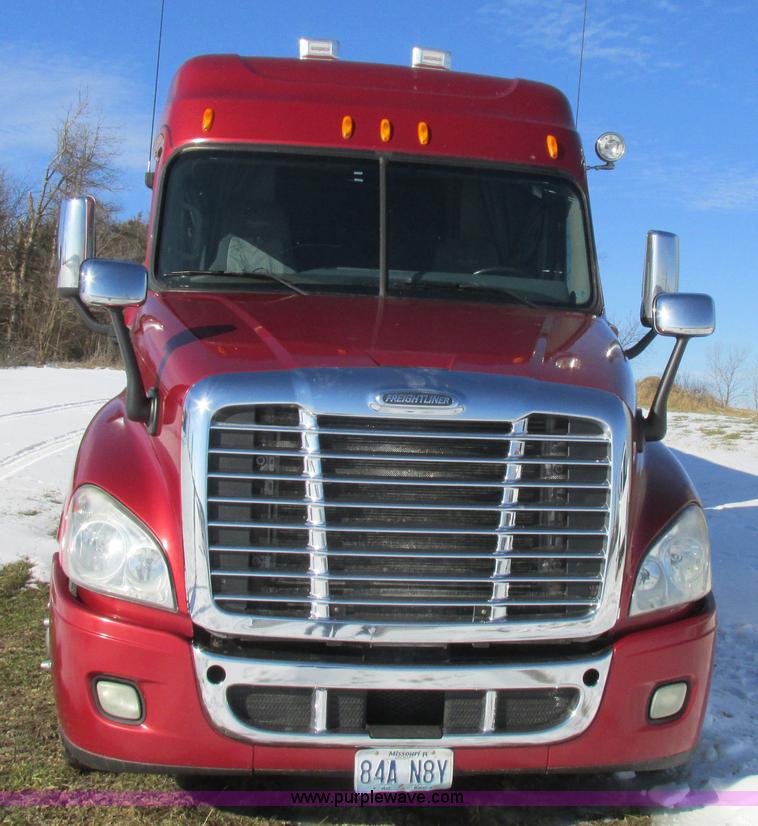 image for item L7001 2010 Freightliner Cascadia semi truck
