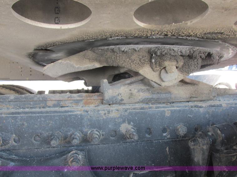 image for item L7001 2010 Freightliner Cascadia semi truck