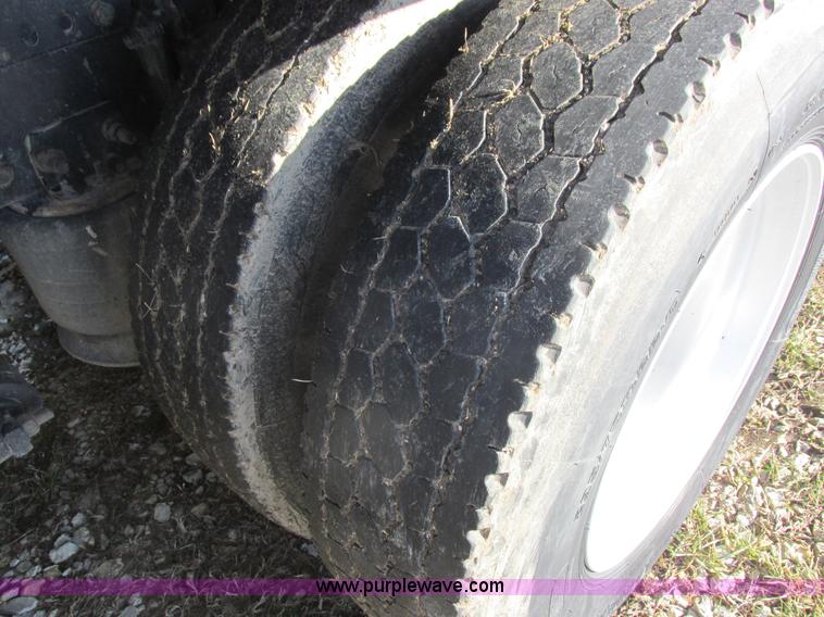 image for item L7001 2010 Freightliner Cascadia semi truck