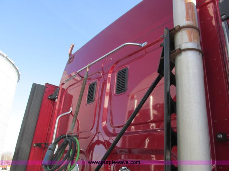 image for item L7001 2010 Freightliner Cascadia semi truck