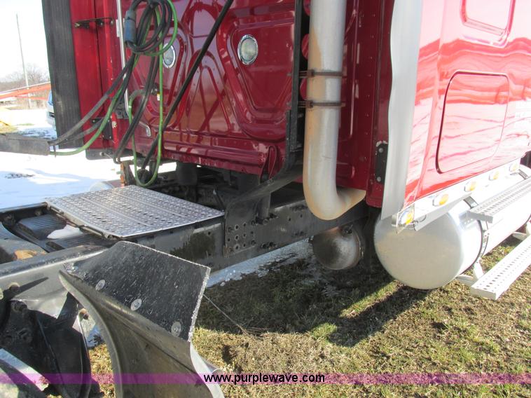 image for item L7001 2010 Freightliner Cascadia semi truck